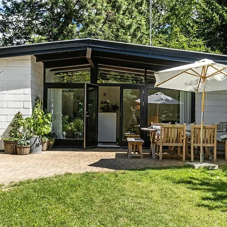 Live In A 70s Oasis In The Middle Of The Forest *