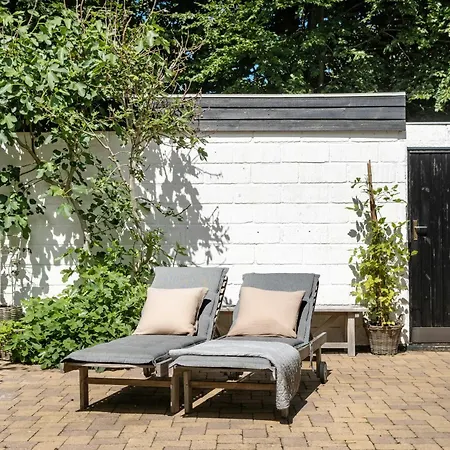Live In A 70s Oasis In The Middle Of The Forest